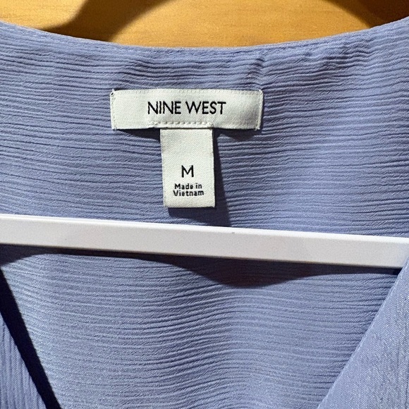 Nine West women’s size medium blue textured top button up, V-neck, tie knot NWT - Picture 3 of 7
